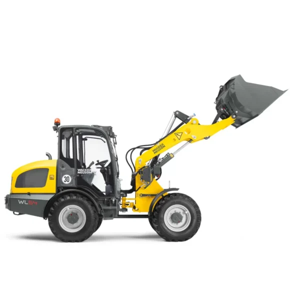 Cargadora sobre ruedas WL54: Diseño robusto y rendimiento convincente La eficiente cargadora sobre ruedas WL54 impresiona por su elevada rentabilidad y una potencia más que suficiente. Maniobra con rapidez y ahorra tiempo y, por lo tanto, ofrece un rendimiento de trabajo de primera categoría. La WL54 lo consigue gracias a sus altas fuerzas de elevación y arranque y a su elevada estabilidad, y con una convincente relación calidad-precio. Cargadora de ruedas Wacker Neuson WL20-WL70, articulación pendular articulada Unión articulada pendular para máxima tracción Gracias a la unión articulada pendular con 12° de ángulo de oscilación, las cuatro ruedas mantienen la adherencia incluso en terrenos irregulares y el conductor tiene siempre un control óptimo. Esto aumenta la productividad de todo el sistema de la máquina. El gran ángulo de articulación y oscilación garantiza una elevada adherencia al suelo y, por lo tanto, la máquina es fácil de maniobrar. Esto significa que la parte delantera y la trasera de la máquina no colisionan cuando hay poco espacio. Dado que los carros delantero y trasero pueden oscilar independientemente el uno del otro, el operador puede reaccionar con precisión a cualquier irregularidad. Esto aumenta el confort del operador y permite un trabajo sin cansancio durante un período de tiempo más largo.